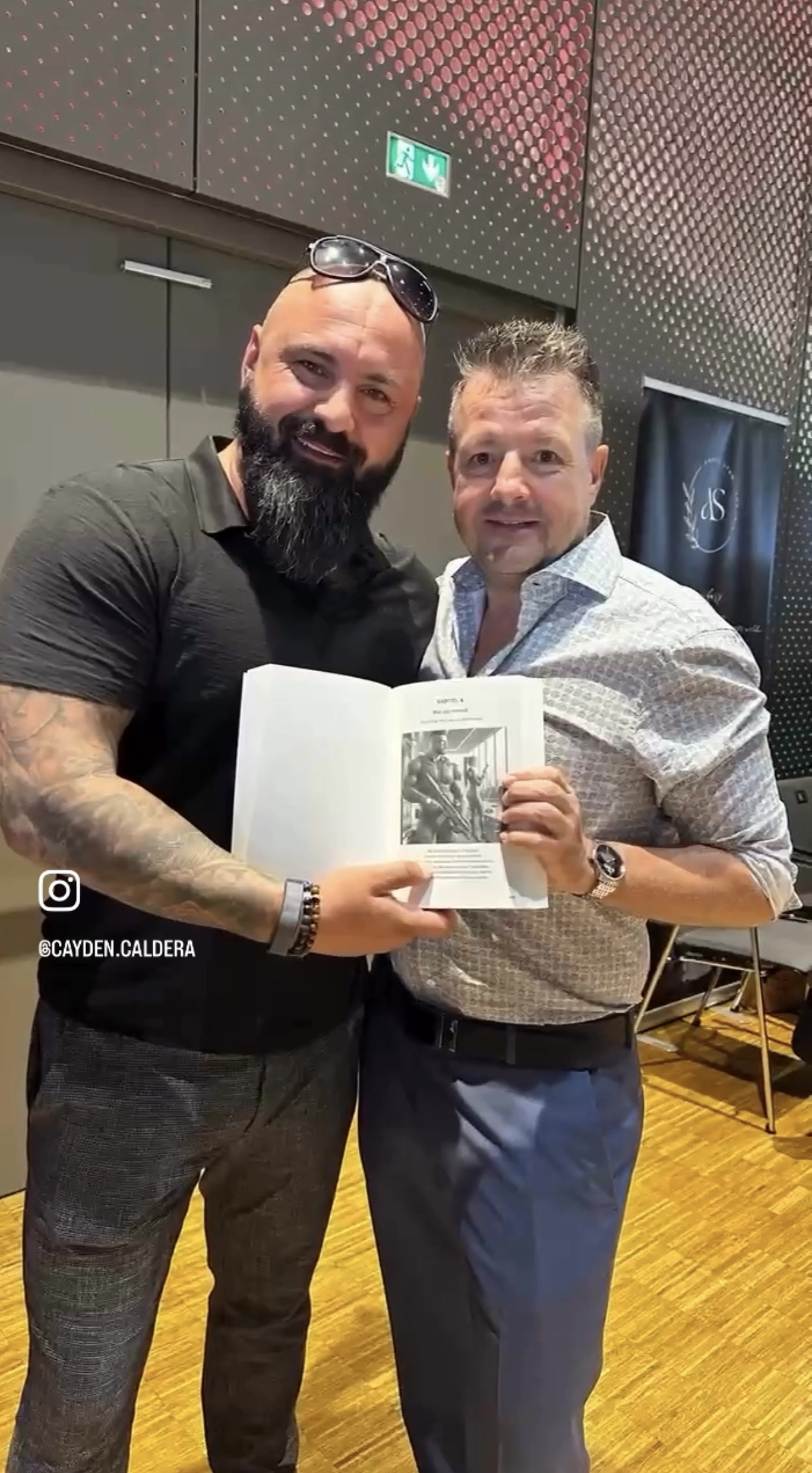 Enzo, die reale Inspiration für Bison, mit einem Leser und signiertem CAYDEN CALDERA SOUL-CATCHER
