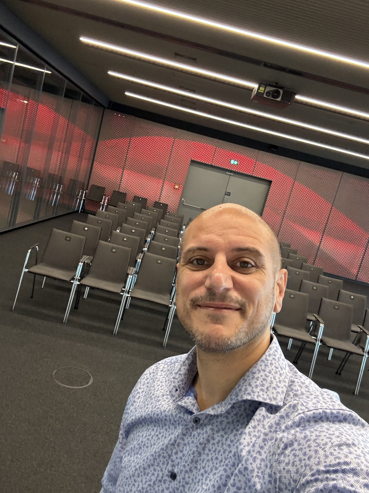 Ciro Pizzo im Saal K1 vor seiner Lesung auf der Bodensee-Buchmesse 2026