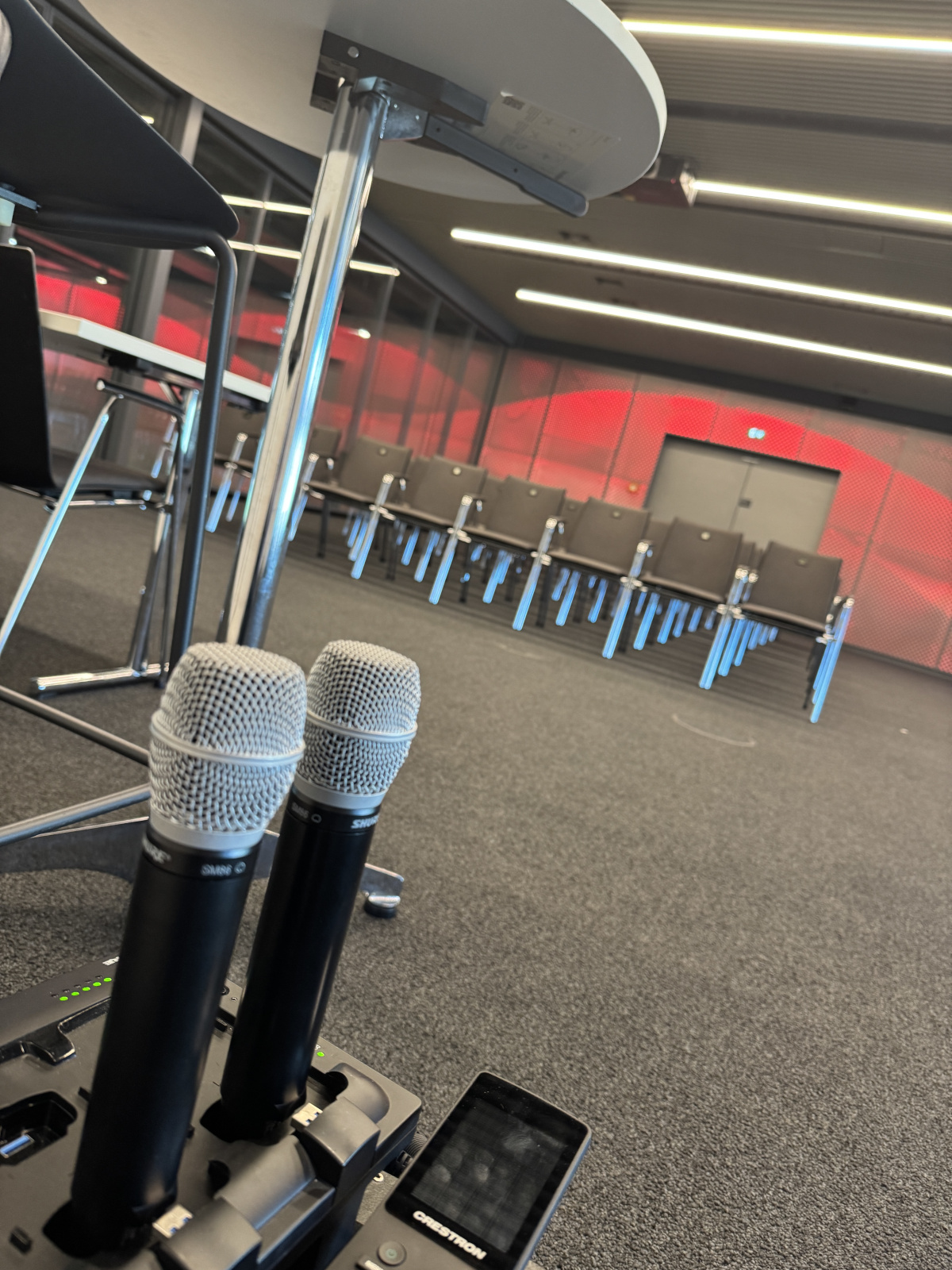 Saal K1 im Bodenseeforum mit Mikrofonen vor der Lesung